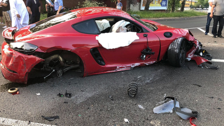 19 tháng tù, hơn 7000 đô án phạt cho 2 tài xế trong vụ tai nạn Ferrari 458 Spider và Porsche 718 Cayman GTS