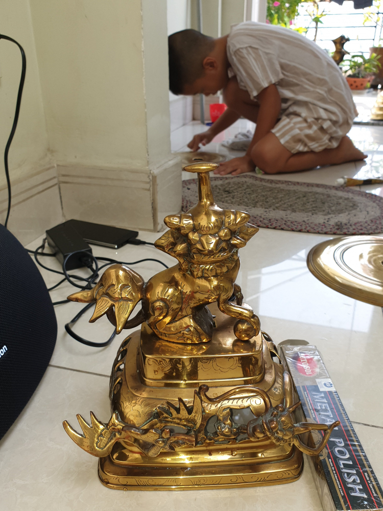 Đánh bóng lư đồng Đánh bóng lư đồng