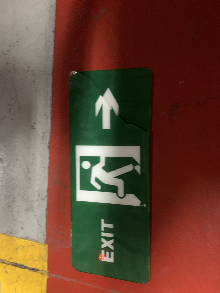 Đèn exit làm bằng gì?