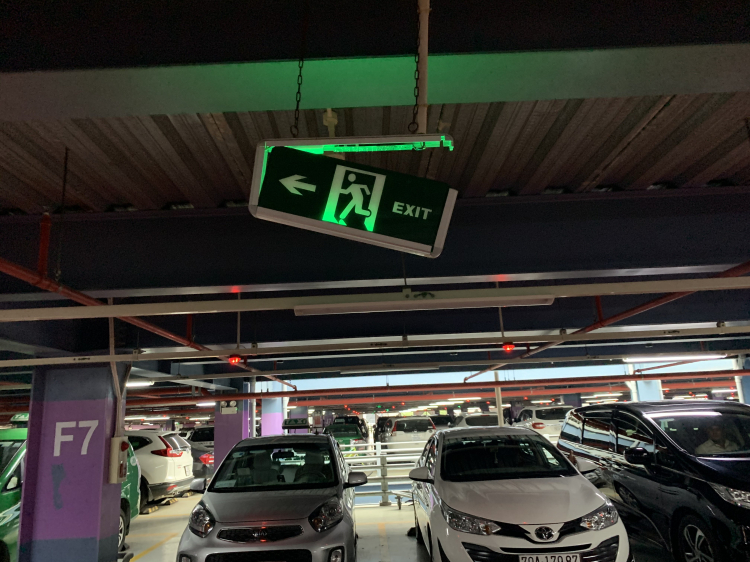 Đèn exit làm bằng gì?