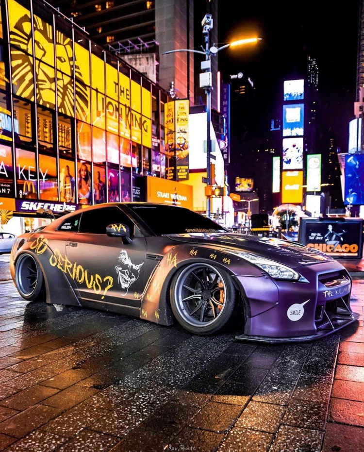 Nissan GT-R R35 độ Liberty Walk phong cách Joker xuất hiện giữa đường phố New York
