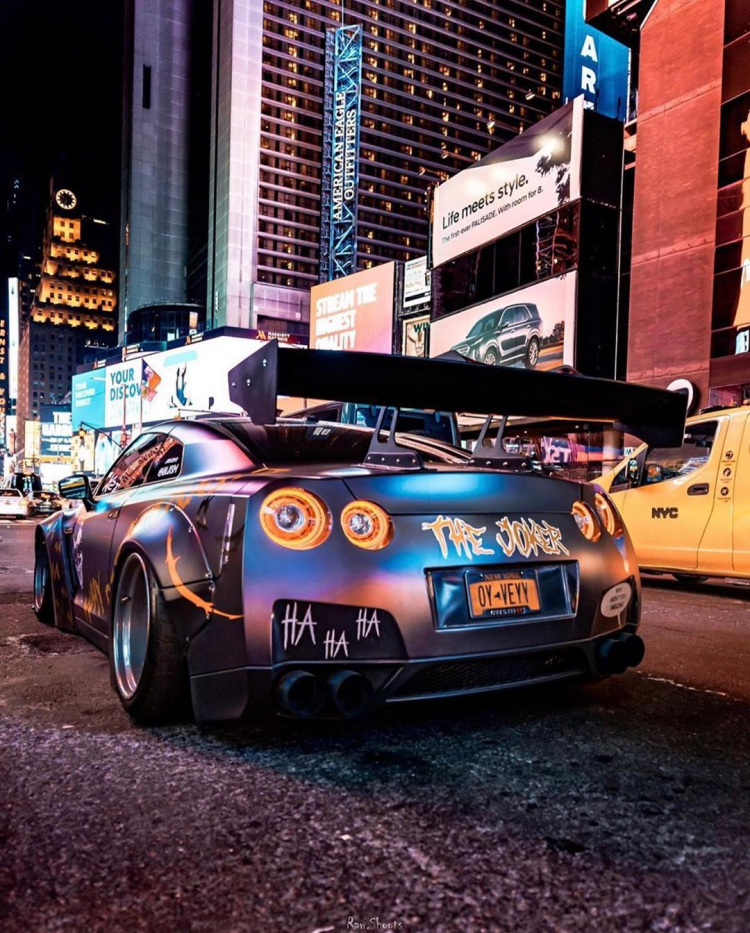 Nissan GT-R R35 độ Liberty Walk phong cách Joker xuất hiện giữa đường phố New York