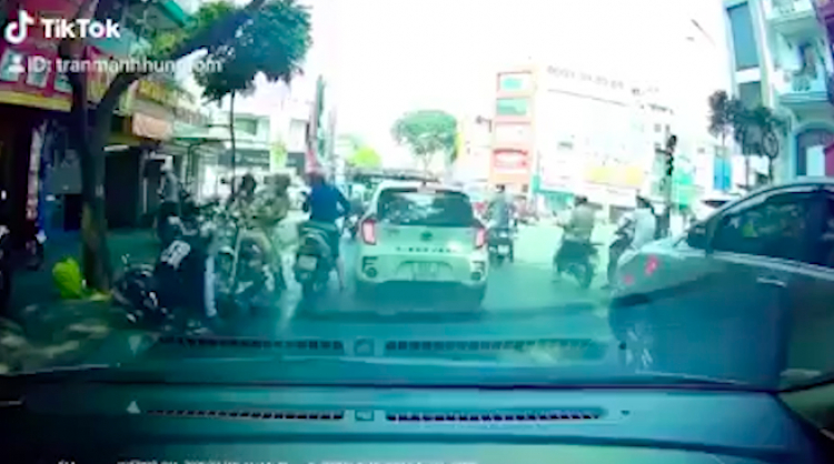 Video: Lao vào đường 1 chiều để trốn CSGT, 2 thanh niên nhận cái kết đắng