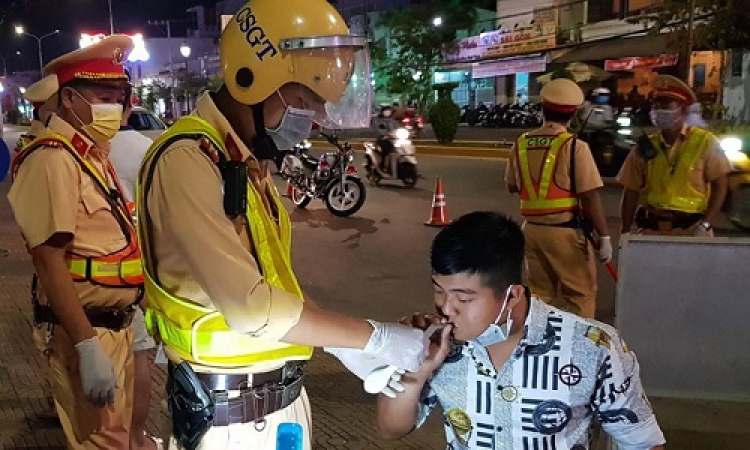 Sáng kiến của CSGT Sóc Trăng thời virus corona: lấy khí thở vào bong bóng để đo nồng độ cồn