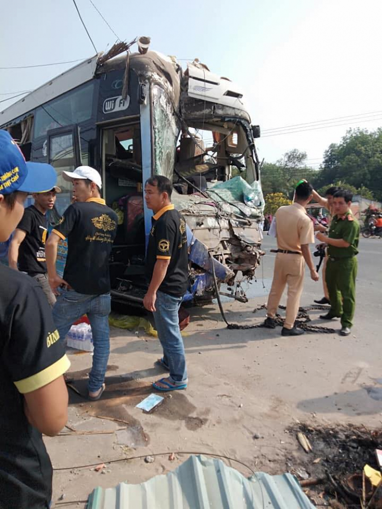 Kinh hoàng: Xe khách va chạm với xe tải rồi lao vào nhà dân khiến nhiều người thiệt mạng