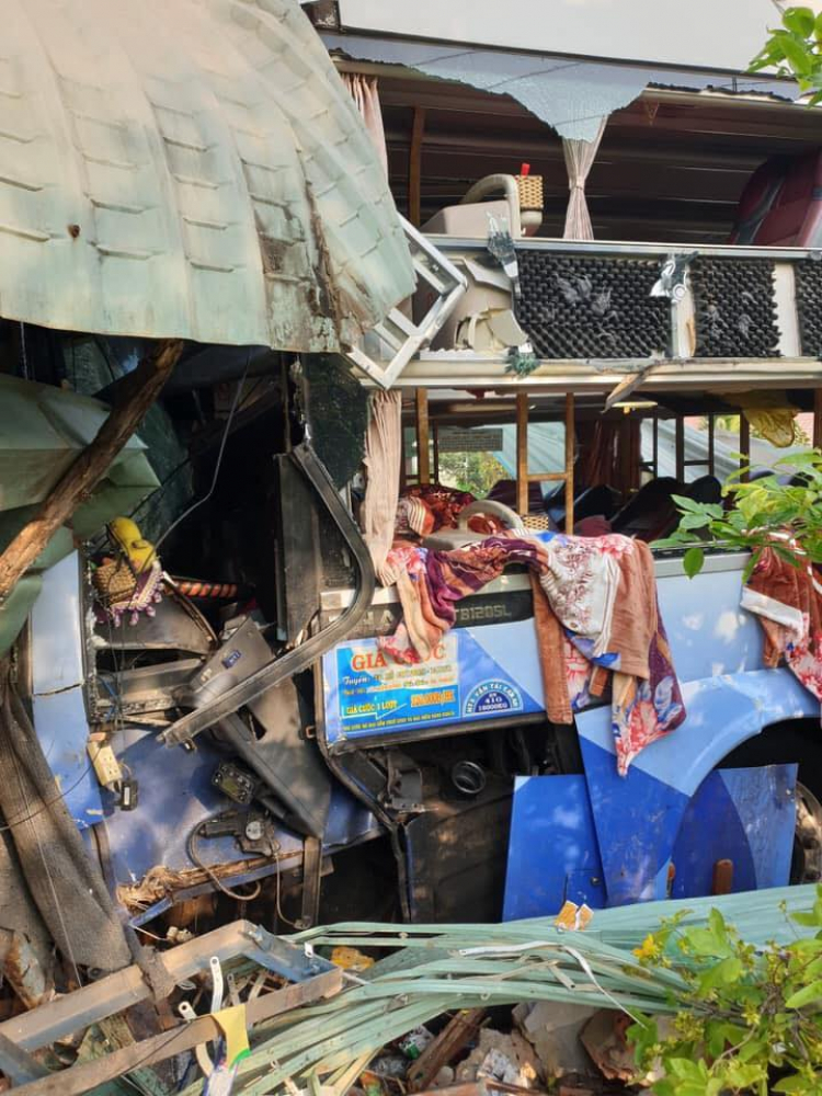 Kinh hoàng: Xe khách va chạm với xe tải rồi lao vào nhà dân khiến nhiều người thiệt mạng