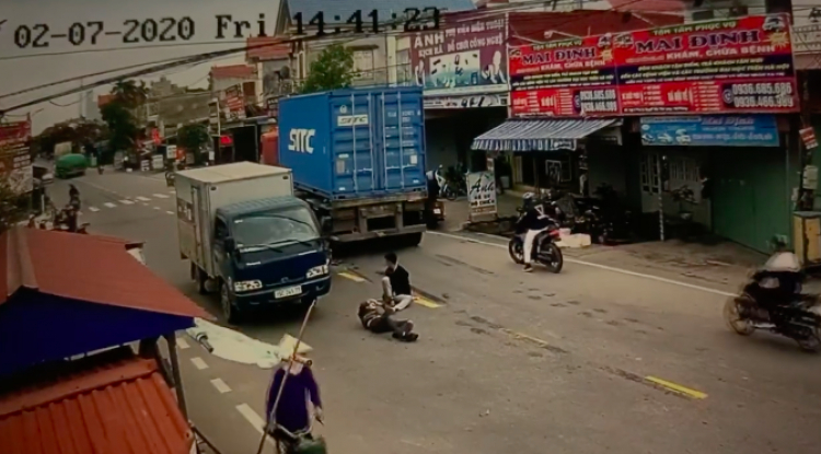 Lao vào đầu container, 2 thanh niên đi xe máy thoát chết ngoạn mục Lao vào đầu container, 2 thanh niên đi xe máy thoát chết ngoạn mục