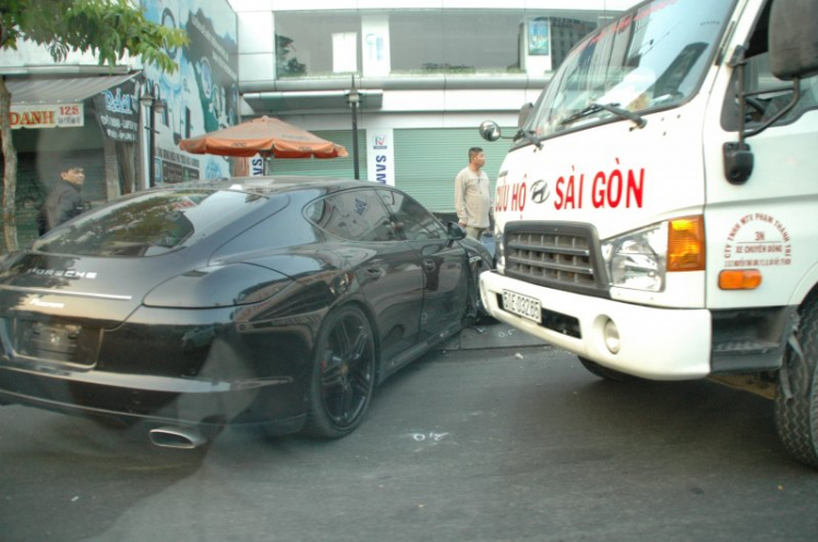 sáng 29 tết, 1 em bmw hun cột đèn