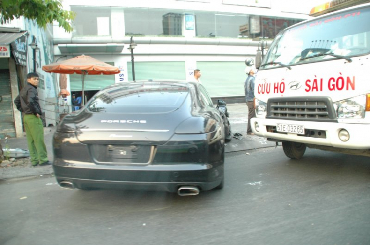 sáng 29 tết, 1 em bmw hun cột đèn