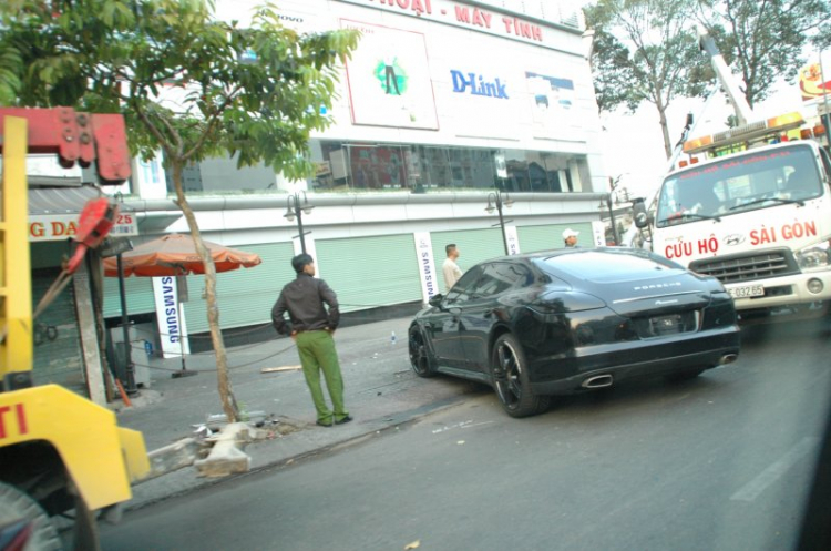 sáng 29 tết, 1 em bmw hun cột đèn