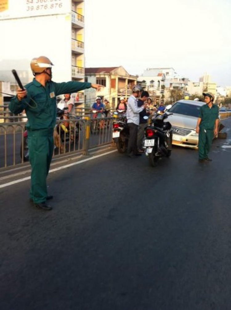 sáng 29 tết, 1 em bmw hun cột đèn