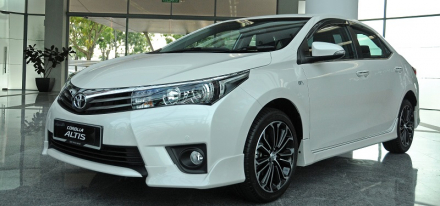 2014_Toyota_Corolla_Altis_Malaysia_-001.jpg