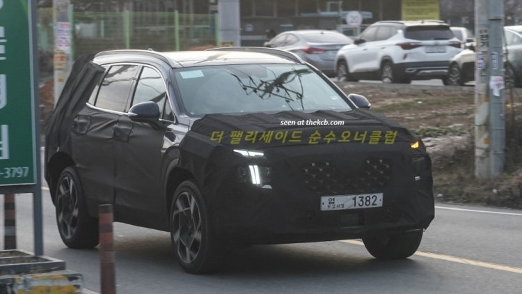 Hyundai Santa Fe facelift lộ diện ngoại hình mới với cụm đèn pha táo bạo hơn