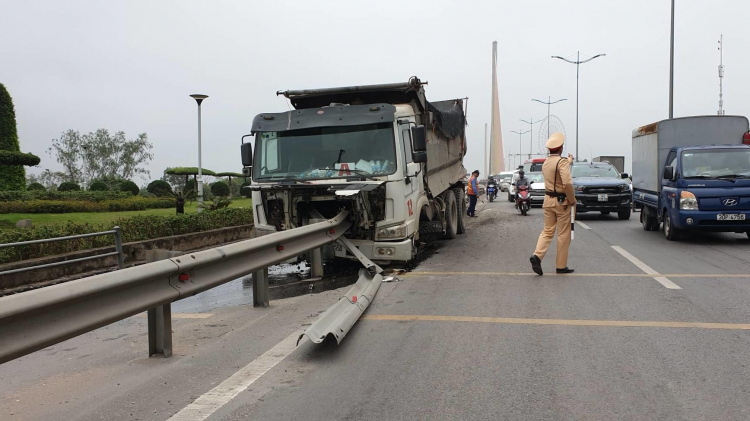 Xe tải lao xuyên rào chắn an toàn trên cầu, tài xế may mắn thoát chết