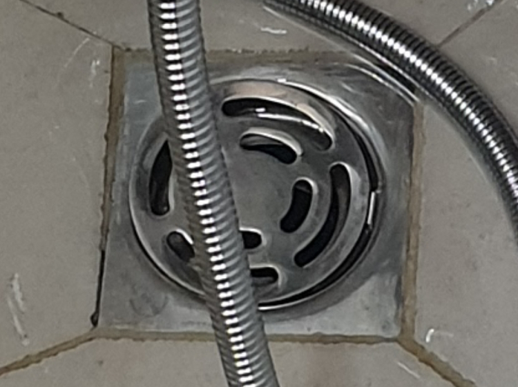 Lỗ thoát trong WC có mùi hôi Lỗ thoát trong WC có mùi hôi
