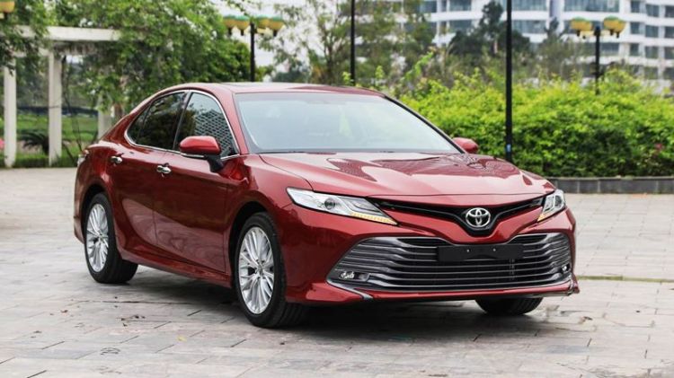 Toyota Camry 2019 bị ố kính