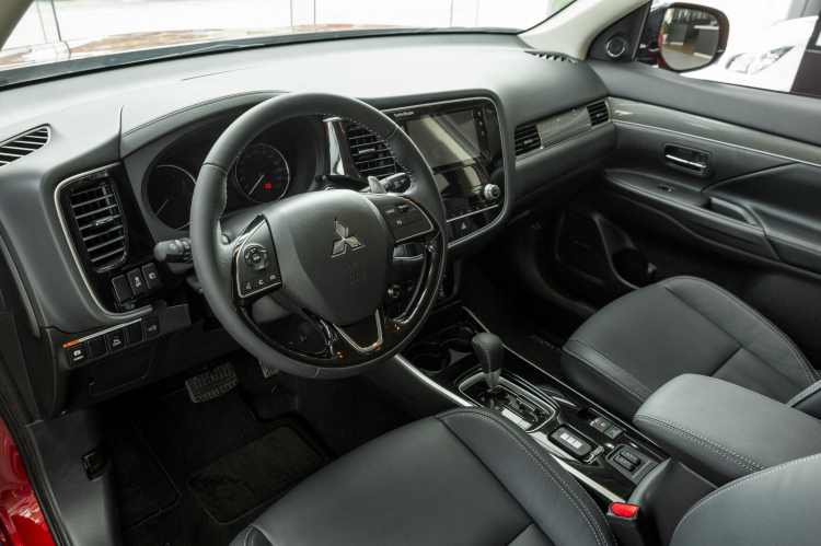 Mitsubishi Outlander 2020 ra mắt thị trường Việt: nâng cấp trang bị, giá còn dưới 1 tỷ Mitsubishi Outlander 2020 ra mắt thị trường Việt: nâng cấp trang bị, giá còn dưới 1 tỷ