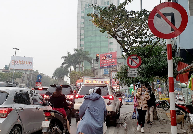 Biển báo làm khó người tham gia giao thông