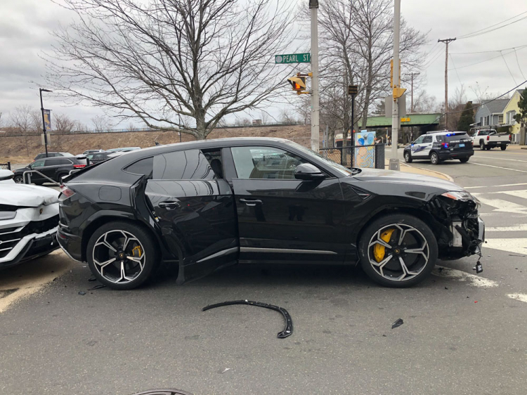 Băng trộm nhí đánh cắp 2 siêu xe Lamborghini Urus, bị bắt sau khi đâm sầm vào nhau