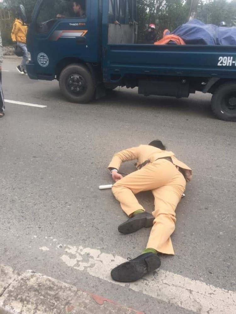 Hà Nội: Nam thanh niên điều khiển xe máy tông gục chiến sỹ CSGT giữa đường