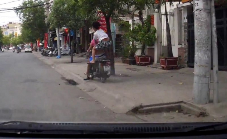Suýt chút nữa em mất tết với hai thằng trẻ trâu này!!! Suýt chút nữa em mất tết với hai thằng trẻ trâu này!!!