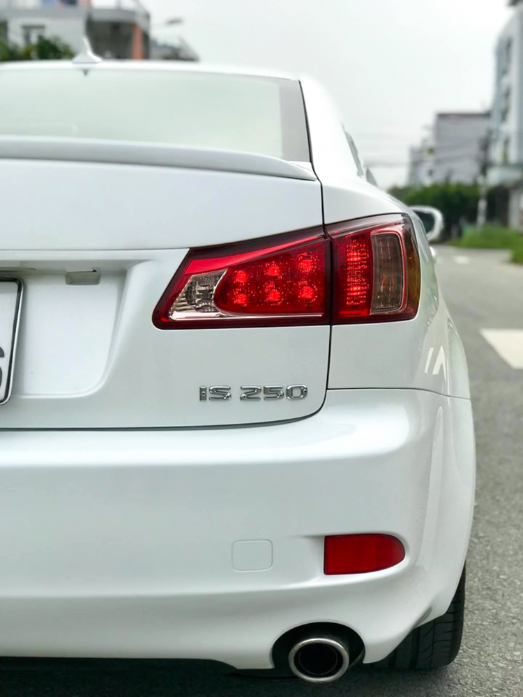 Hàng hiếm Lexus IS 250 F-Sport rao bán 999 triệu đồng: Xe sang “ăn chắc mặc bền”