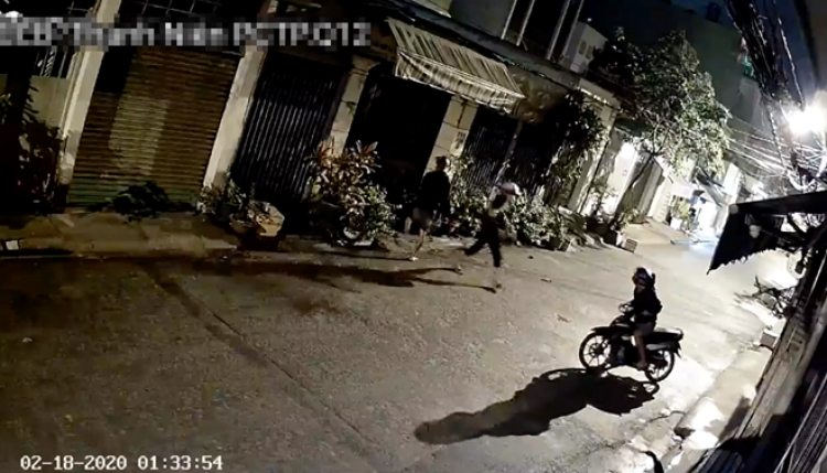 Video: Băng trộm ung dung bẻ khoá trộm xe, bất ngờ bị úp xọt