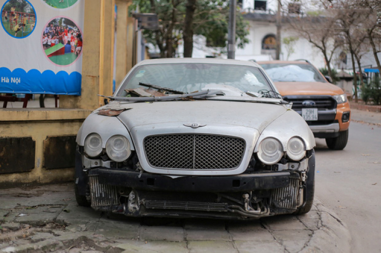 Kì lạ: Siêu xe Bentley 20 tỷ nằm “xếp xó” trên vỉa hè, hơn 5 năm qua không ai biết chủ nhân ở đâu