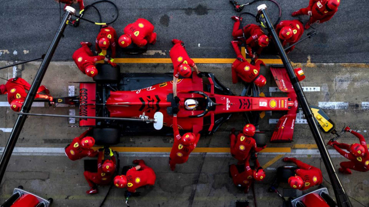 Ferrari khởi sắc, Lewis Hamilton gặp sự cố với Mercedes W11 trong đợt chạy thử thứ 2