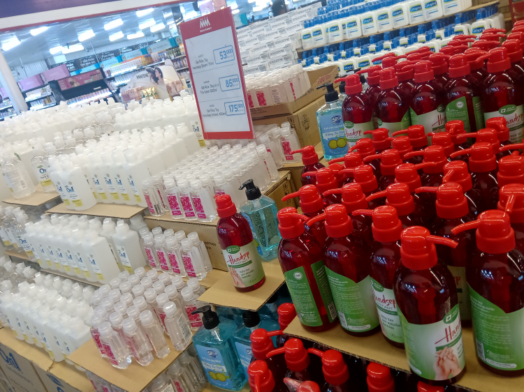 Cồn rửa tay sát khuẩn. Cồn rửa tay sát khuẩn.