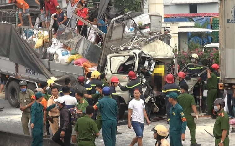 TP.HCM: Ôtô tải tông đuôi xe đầu kéo làm 3 người chết