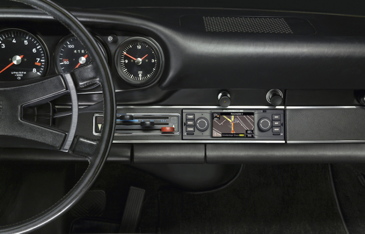 Porsche sản xuất màn hình cảm ứng cho xe đời cũ