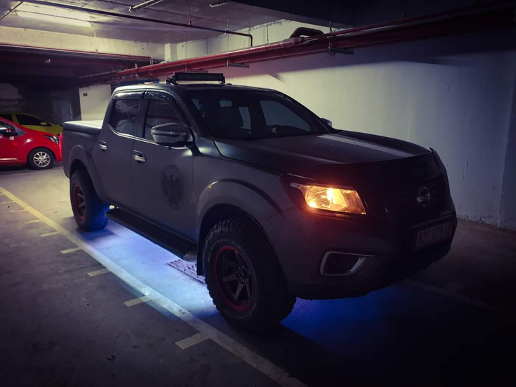 Em khoe Nissan Navara EL độ tung nóc