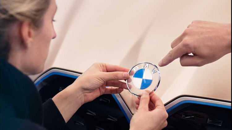 BMW ra mắt logo mới với thiết kế gây tranh cãi