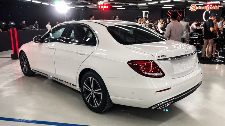 Mercedes-Benz E 180 công bố giá từ 2,050 tỷ đồng: thách thức mọi đối thủ về giá