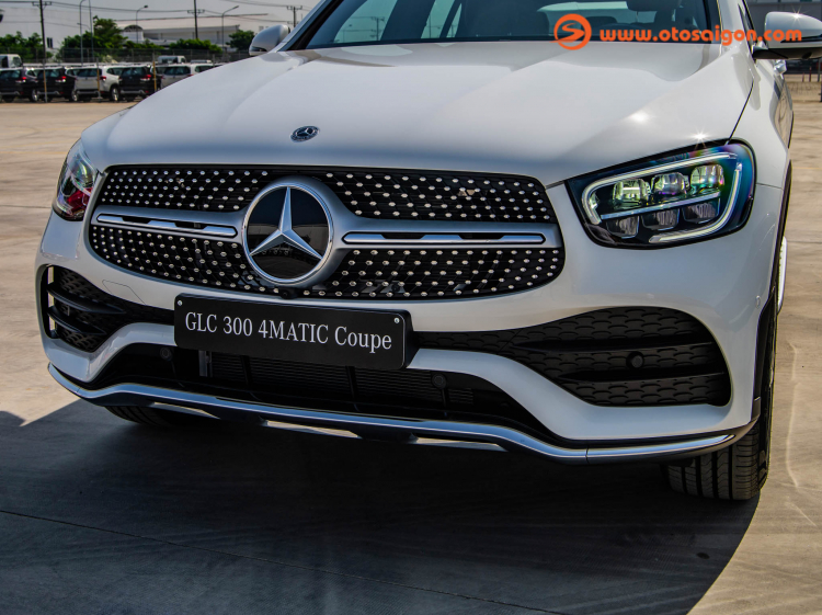 Mercedes-Benz GLC 300 4MATIC Coupé 2020 có giá đắt hơn BMW X4 hơn 100 triệu đồng