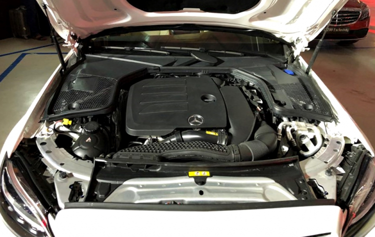 Giá lăn bánh Mercedes-Benz C180 2020 có khiến Toyota Camry hay Honda Accord lo lắng?