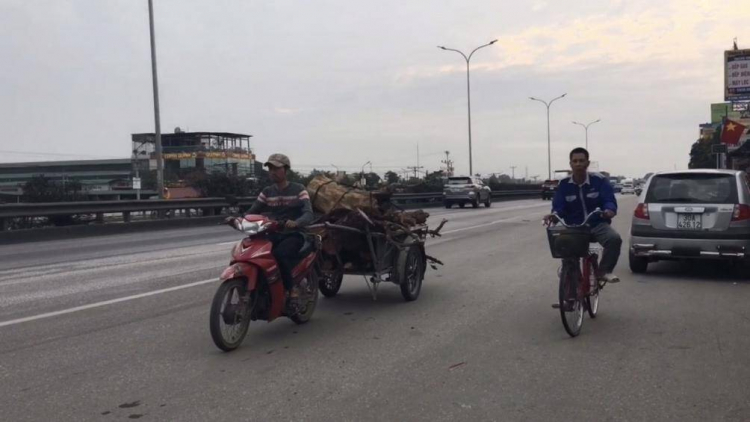 Bất chấp nguy hiểm, nhiều phương tiện ngang nhiên đi ngược chiều trên QL5