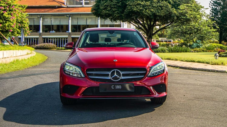 Rẻ hơn 100 triệu đồng, Mercedes-Benz C 180 mới khác gì với C 200 cũ?