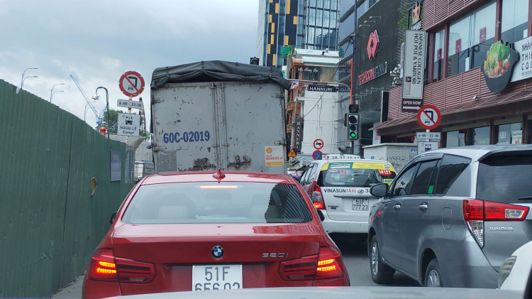 Cấm ô tô rẽ trái vào đường Nguyễn Hữu Cảnh Cấm ô tô rẽ trái vào đường Nguyễn Hữu Cảnh