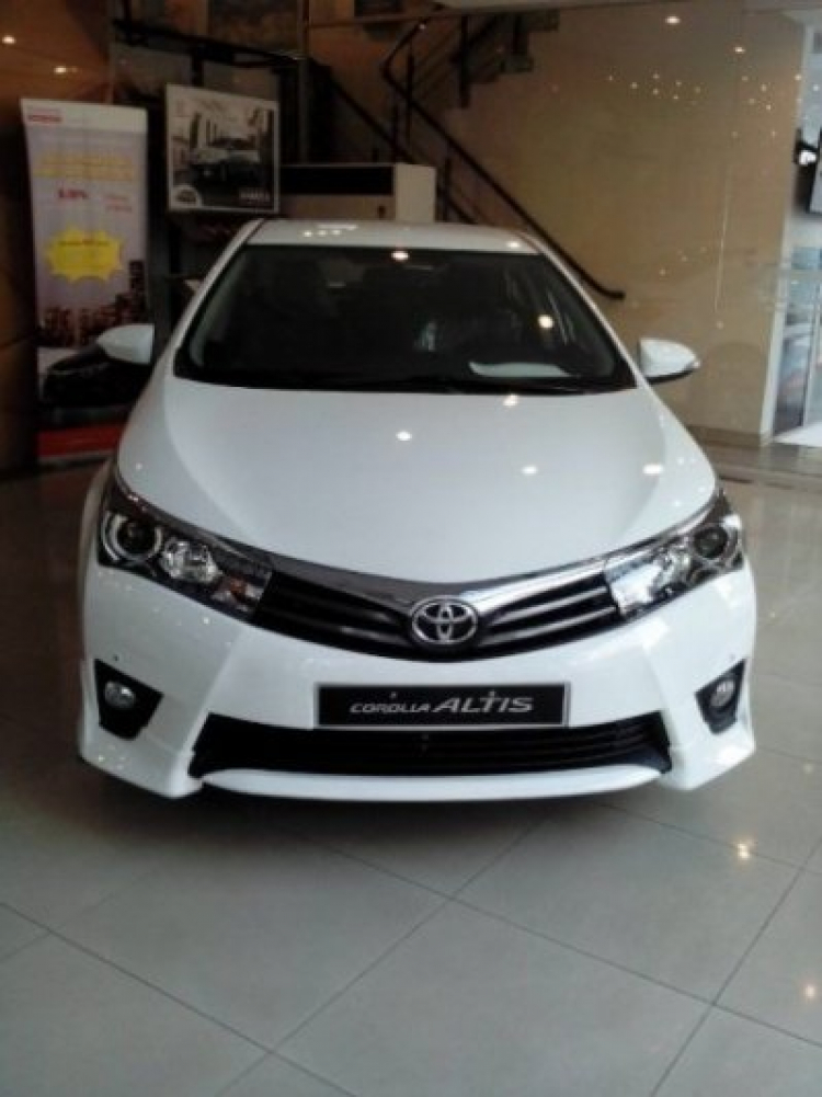 Corolla Atis 2.0V màu Trắng - cưới ngay kẻo lỡ ?!