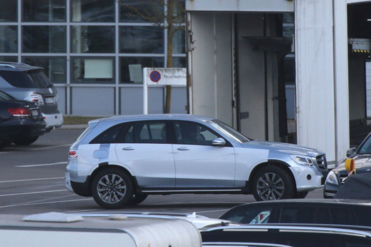 Mẫu xe kế nhiệm Mercedes GLK lộ diện thiết kế khi chạy thử