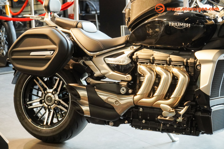 Cận cảnh Triumph Rocket III 2020, mô tô có động cơ lớn như xe hơi có giá 869 triệu đồng tại Việt Nam