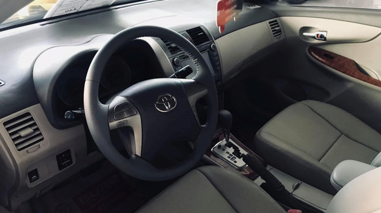Làm sao để gắn camera lùi trên Toyota Altis 1.8?