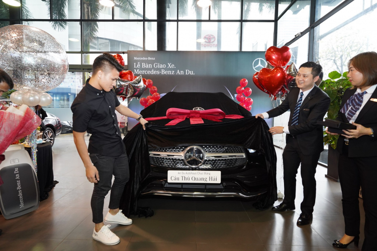 Cầu thủ Quang Hải mua Mercedes GLC 300 giá hơn 2,4 tỷ đồng vừa ra mắt