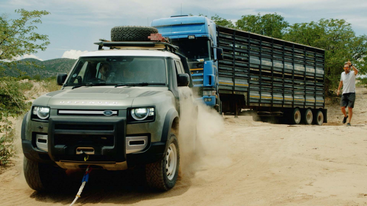Bộ đôi Land Rover Defender 110 giải cứu xe tải 20 tấn trên sa mạc