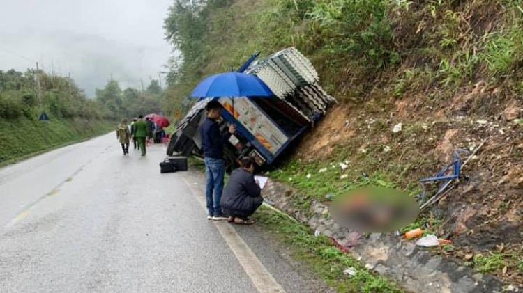 Xe tải mất lái đâm vào vách núi, phụ xe nhảy ra ngoài tử vong tại chỗ