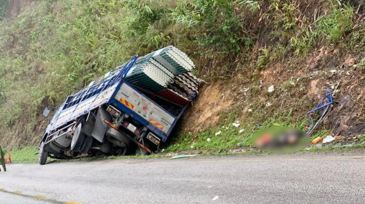 Xe tải mất lái đâm vào vách núi, phụ xe nhảy ra ngoài tử vong tại chỗ