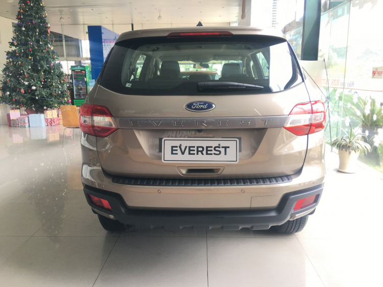 Ford Everest Ambient số tự động lăn bánh 1 tỷ 020Tr