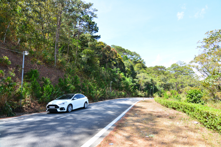 Nhờ đánh giá Ford Focus Sport hatchback 2016